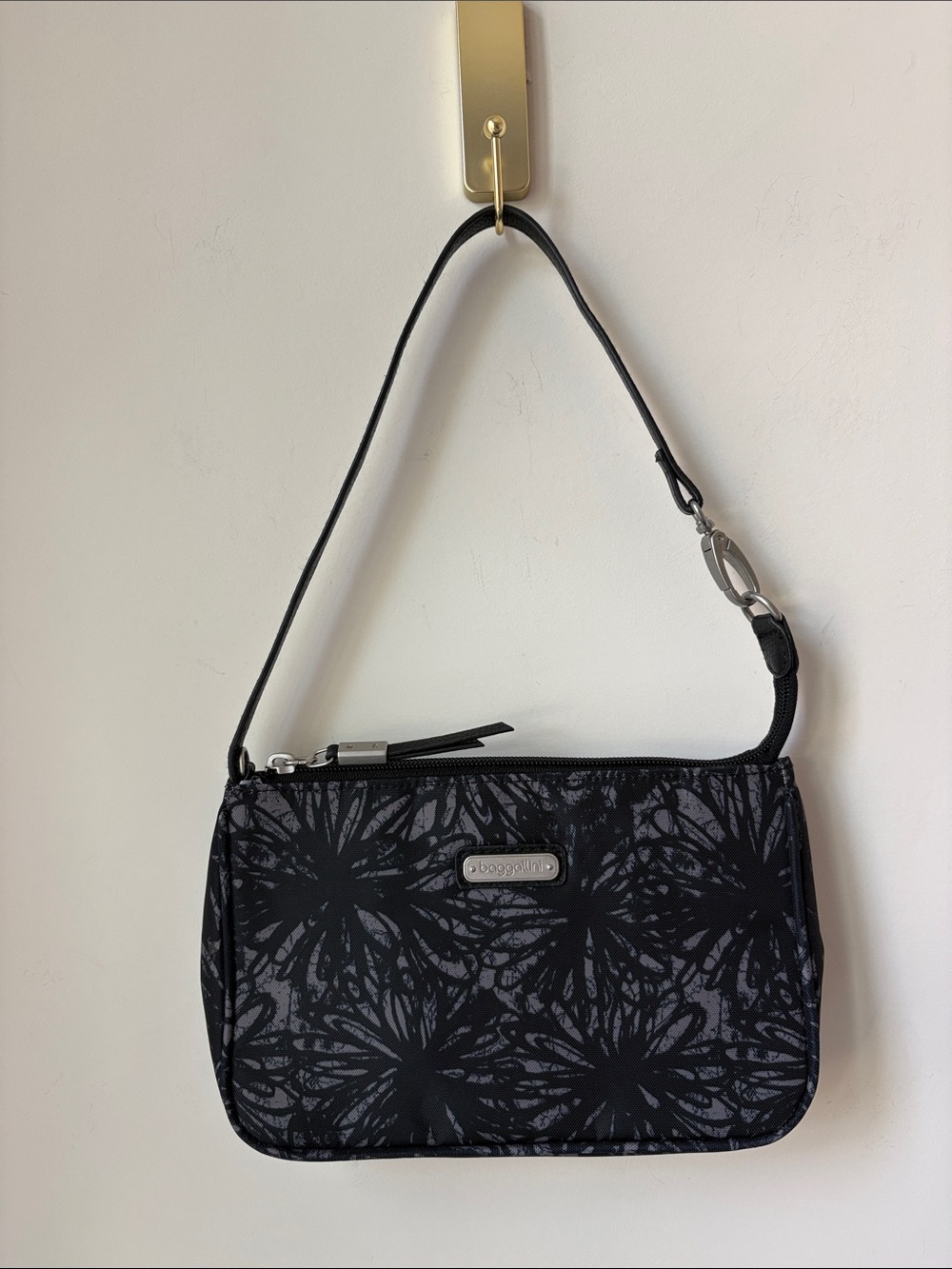 Baggallini Go Bagg Onyx Floral Small Shoulder Bag Wristlet Travel 8.5"x 5"